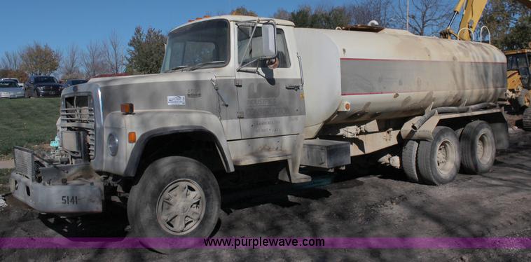 image for item I5907 1984 Ford LT8000 water truck