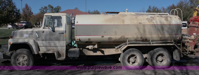image for item I5907 1984 Ford LT8000 water truck