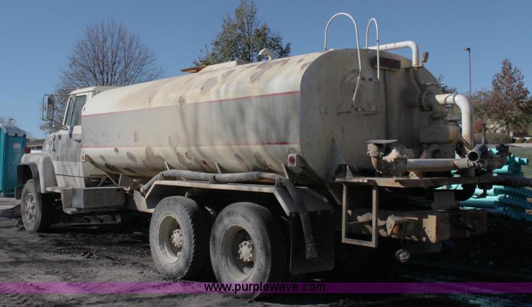 image for item I5907 1984 Ford LT8000 water truck