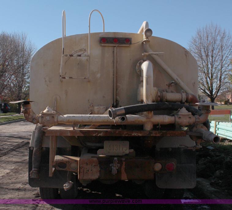 image for item I5907 1984 Ford LT8000 water truck