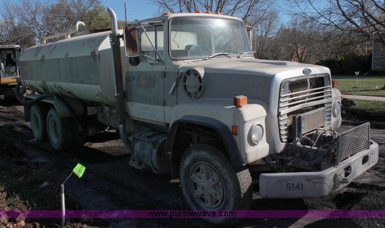 image for item I5907 1984 Ford LT8000 water truck