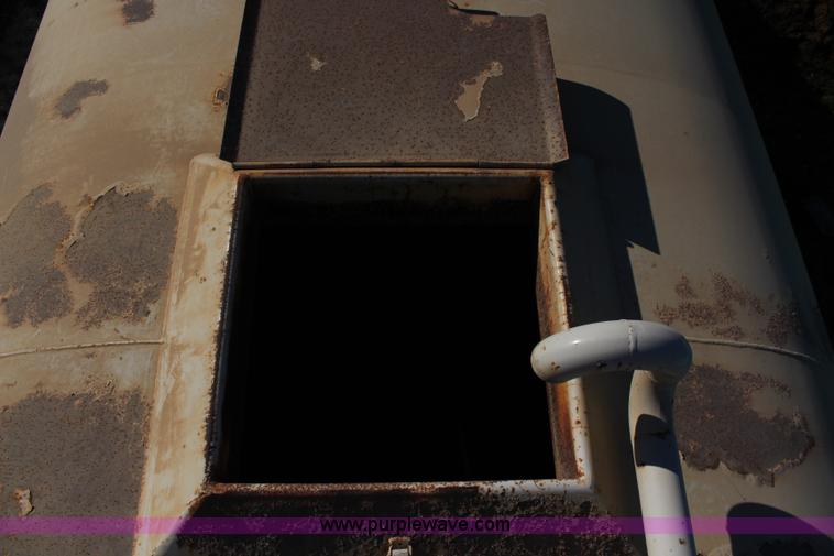 image for item I5907 1984 Ford LT8000 water truck