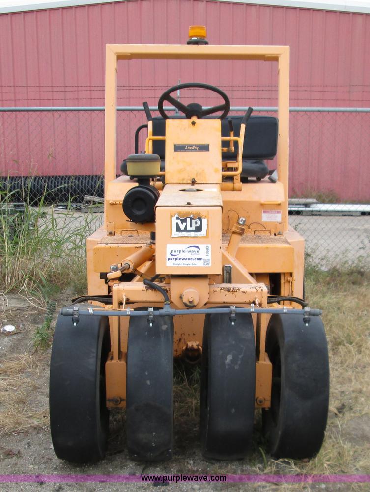 image for item I8683 2001 Lee Boy 420 pneumatic roller