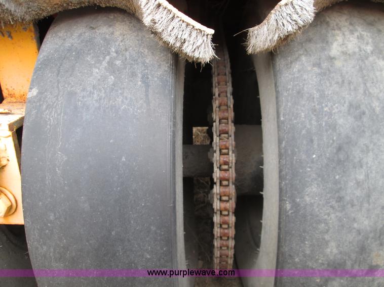 image for item I8683 2001 Lee Boy 420 pneumatic roller