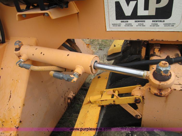 image for item I8683 2001 Lee Boy 420 pneumatic roller