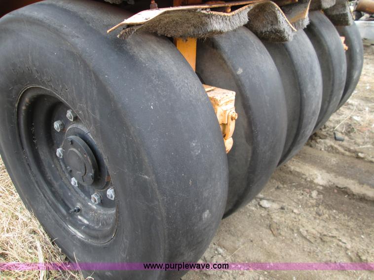 image for item I8683 2001 Lee Boy 420 pneumatic roller