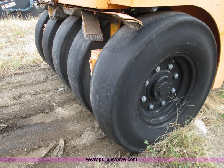 image for item I8683 2001 Lee Boy 420 pneumatic roller