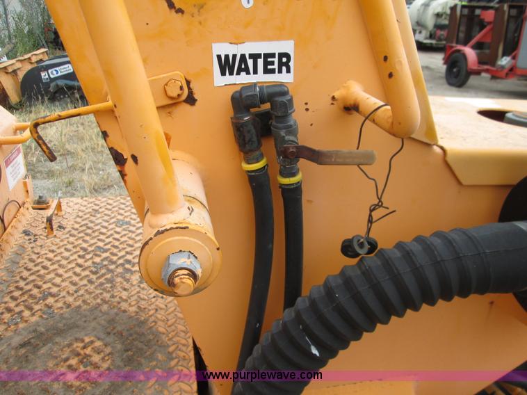 image for item I8683 2001 Lee Boy 420 pneumatic roller