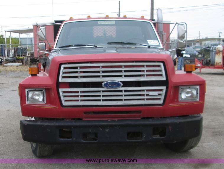 image for item I8687 1989 Ford F700 roll back truck