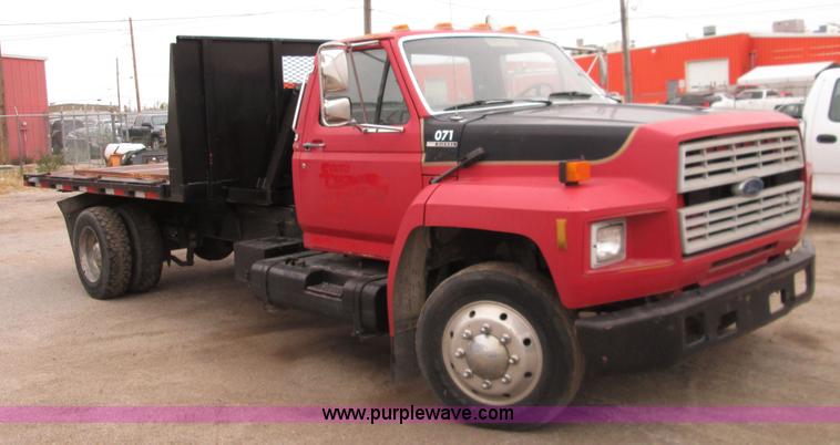image for item I8687 1989 Ford F700 roll back truck