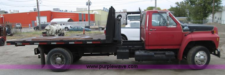 image for item I8687 1989 Ford F700 roll back truck