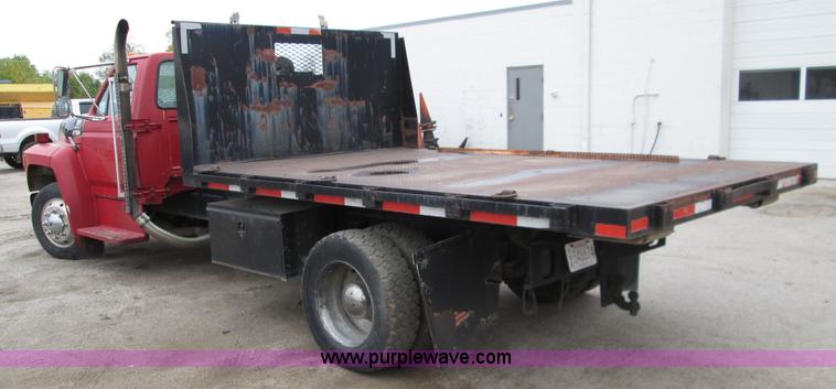 image for item I8687 1989 Ford F700 roll back truck