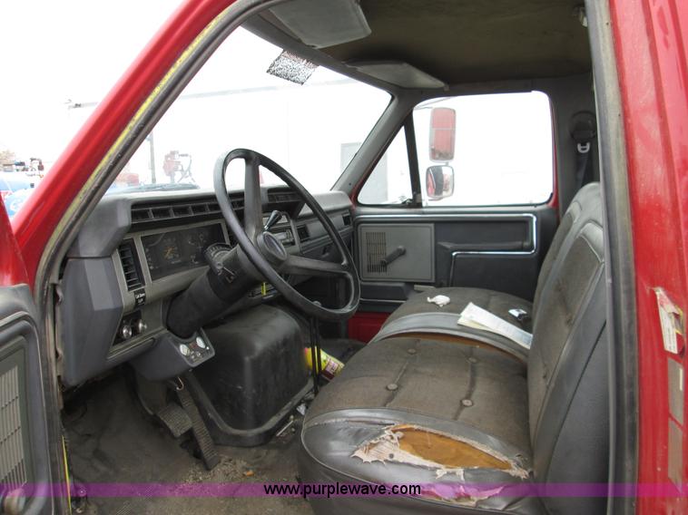 image for item I8687 1989 Ford F700 roll back truck