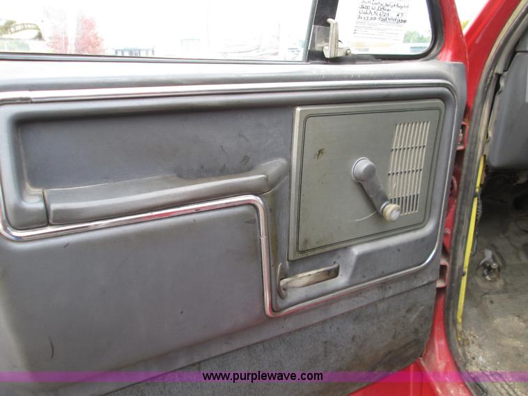 image for item I8687 1989 Ford F700 roll back truck