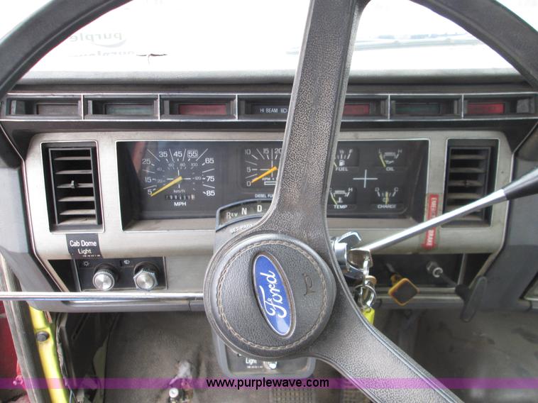 image for item I8687 1989 Ford F700 roll back truck