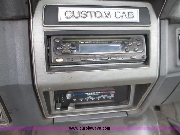 image for item I8687 1989 Ford F700 roll back truck