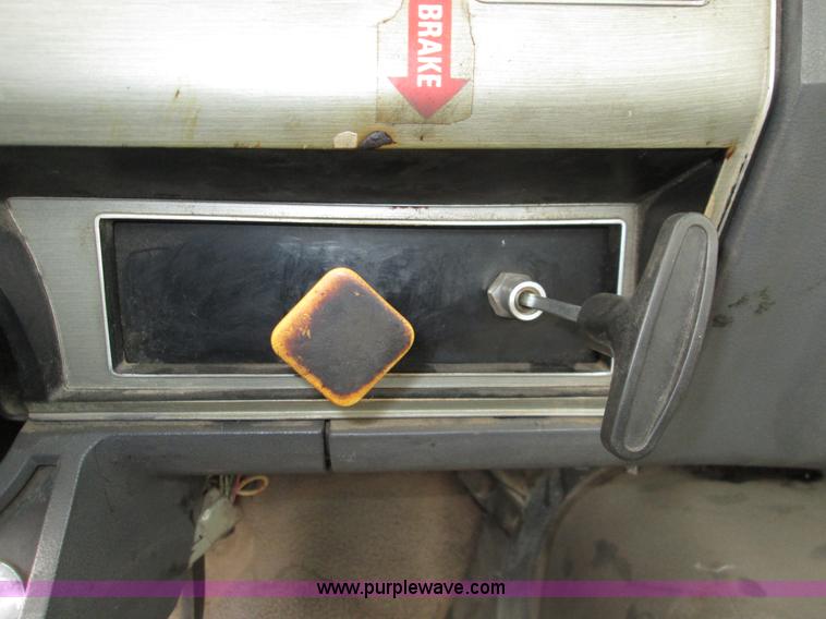 image for item I8687 1989 Ford F700 roll back truck