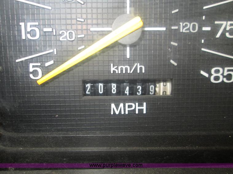 image for item I8687 1989 Ford F700 roll back truck