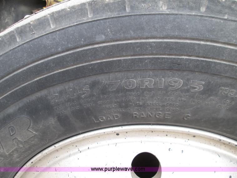 image for item I8687 1989 Ford F700 roll back truck