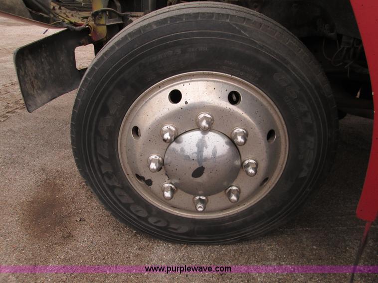 image for item I8687 1989 Ford F700 roll back truck