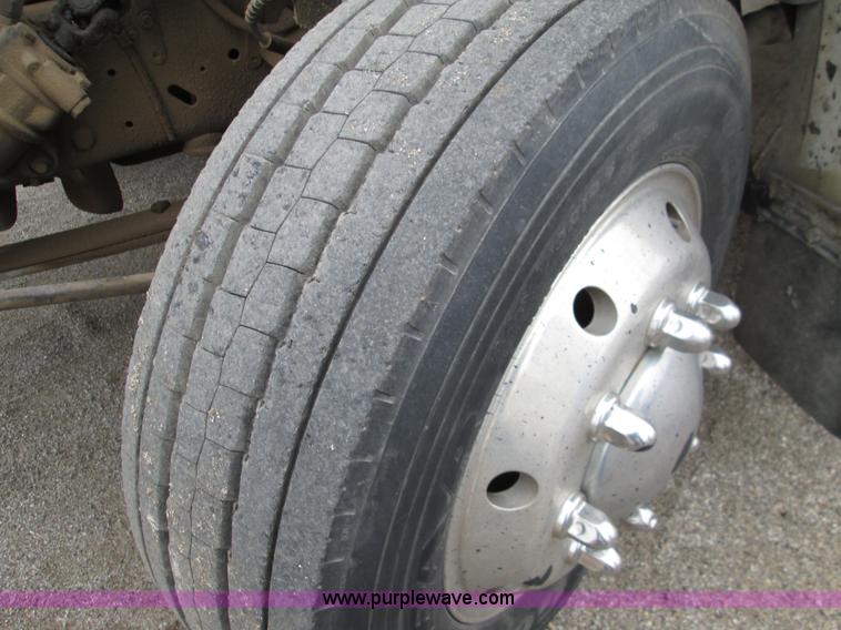 image for item I8687 1989 Ford F700 roll back truck