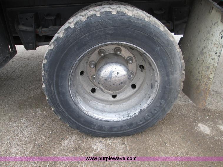 image for item I8687 1989 Ford F700 roll back truck
