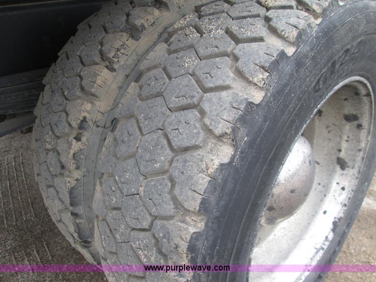 image for item I8687 1989 Ford F700 roll back truck