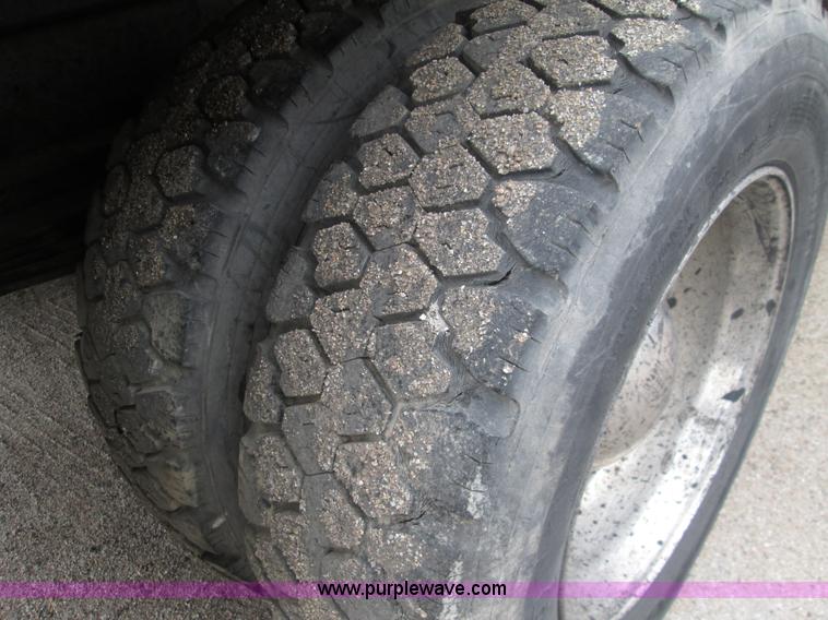 image for item I8687 1989 Ford F700 roll back truck