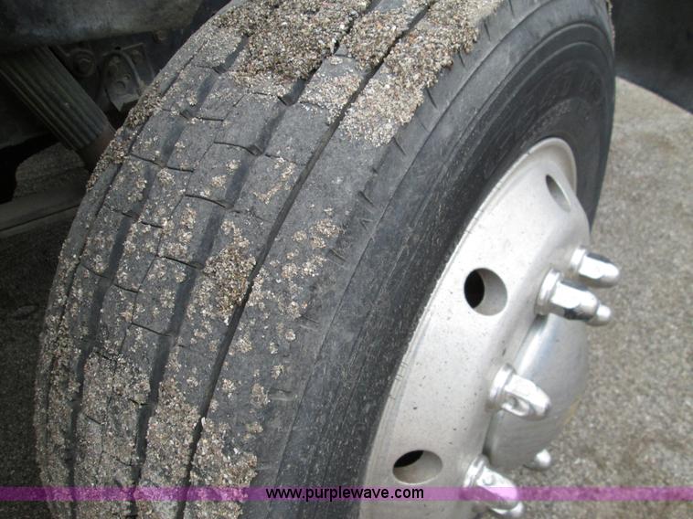 image for item I8687 1989 Ford F700 roll back truck