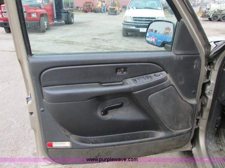 image for item I8691 2004 GMC Sierra 1500 Ext. Cab pickup truck