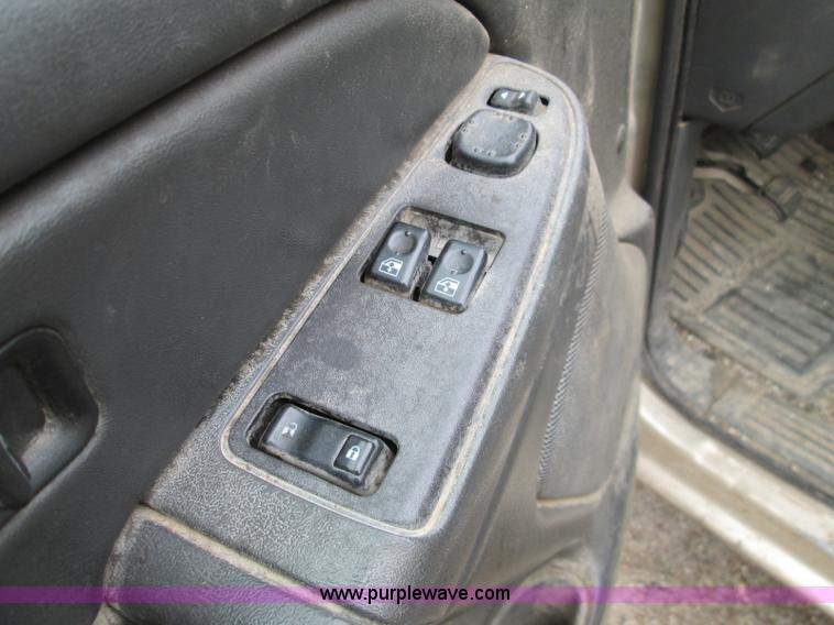 image for item I8691 2004 GMC Sierra 1500 Ext. Cab pickup truck