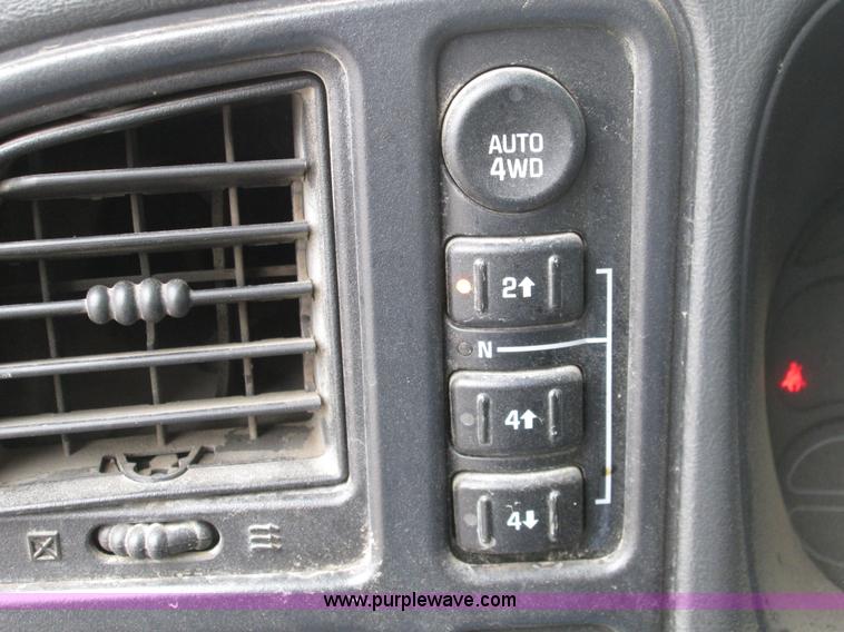 image for item I8691 2004 GMC Sierra 1500 Ext. Cab pickup truck