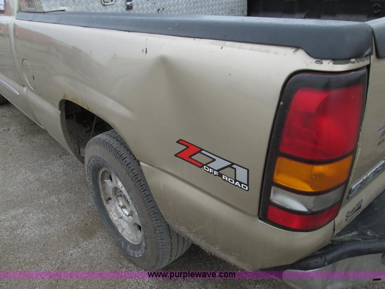 image for item I8691 2004 GMC Sierra 1500 Ext. Cab pickup truck