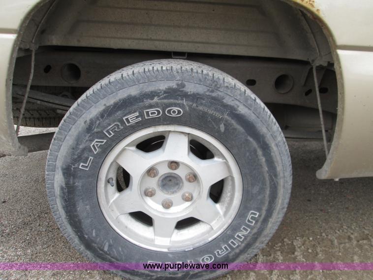 image for item I8691 2004 GMC Sierra 1500 Ext. Cab pickup truck