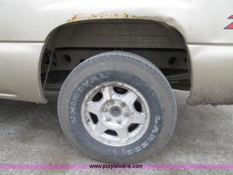 image for item I8691 2004 GMC Sierra 1500 Ext. Cab pickup truck