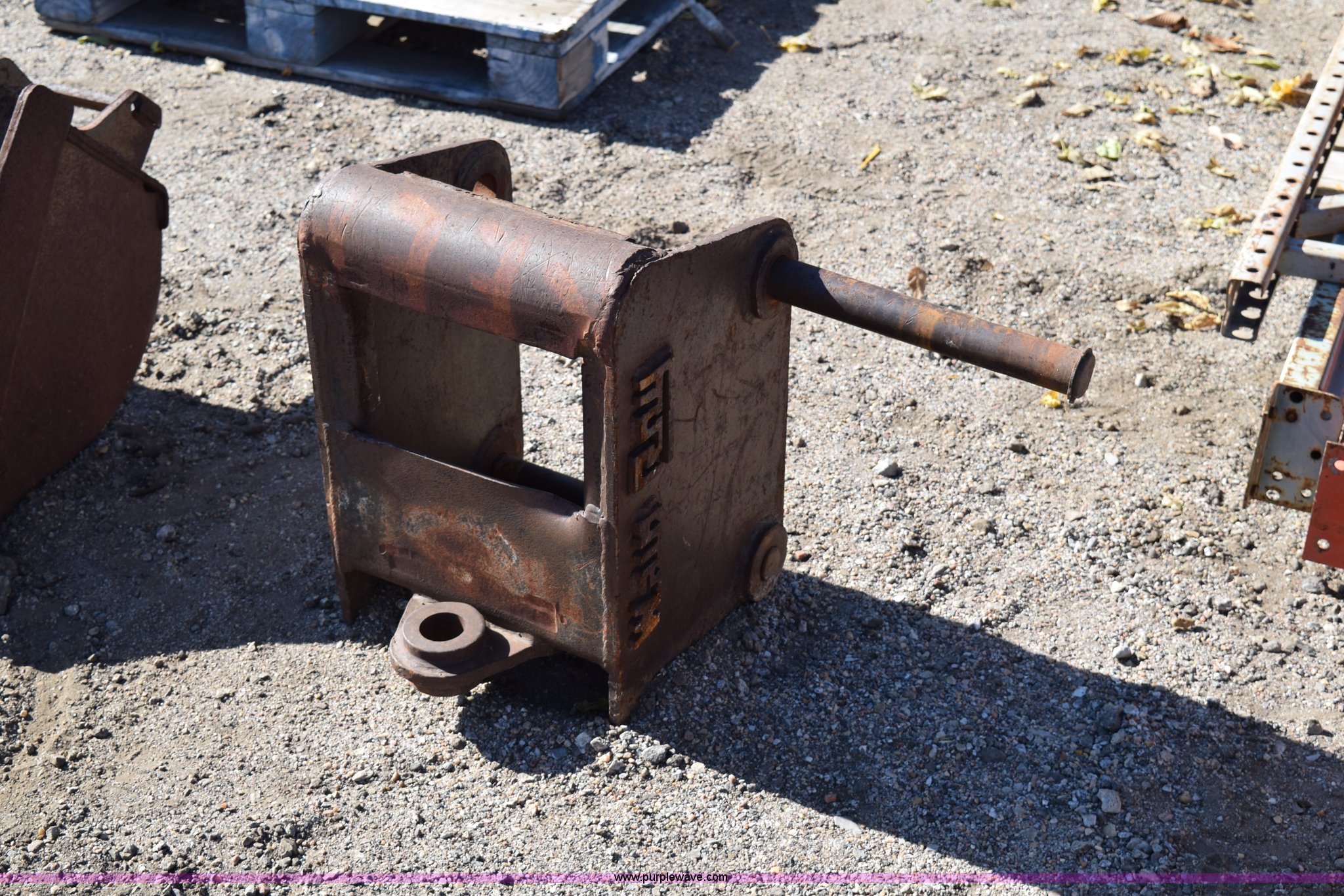 Wain Roy quick attach coupler in Wichita, KS Item AY9153 sold Purple Wave