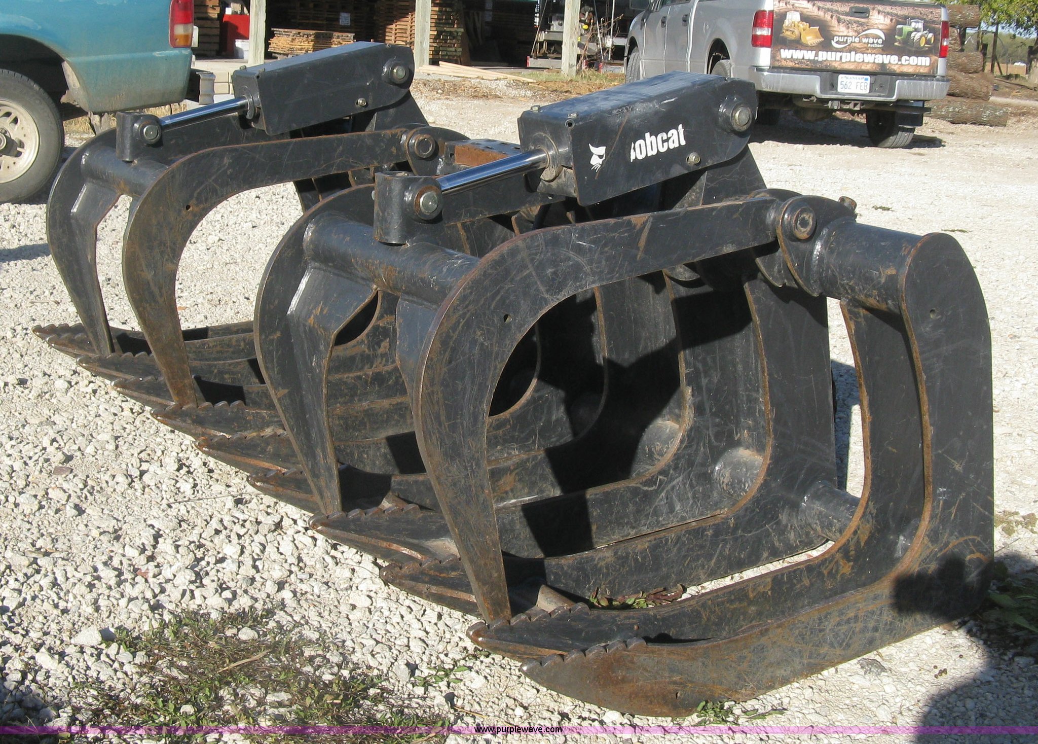 2009 Bobcat root grapple bucket in Valley Center, KS Item H9377 sold