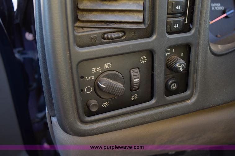 image for item I8644 2003 GMC Yukon XL 1500 SUV