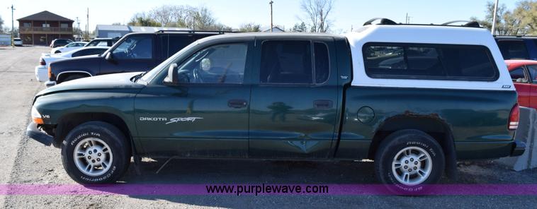 image for item I8646 2000 Dodge Dakota Sport Quad Cab pickup truck