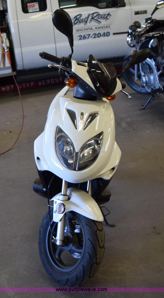 image for item I8651 2013 Bashan moped