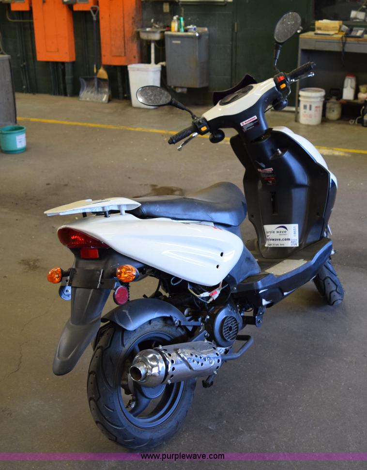 image for item I8651 2013 Bashan moped