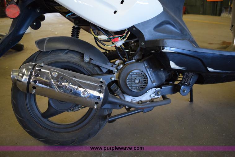 image for item I8651 2013 Bashan moped