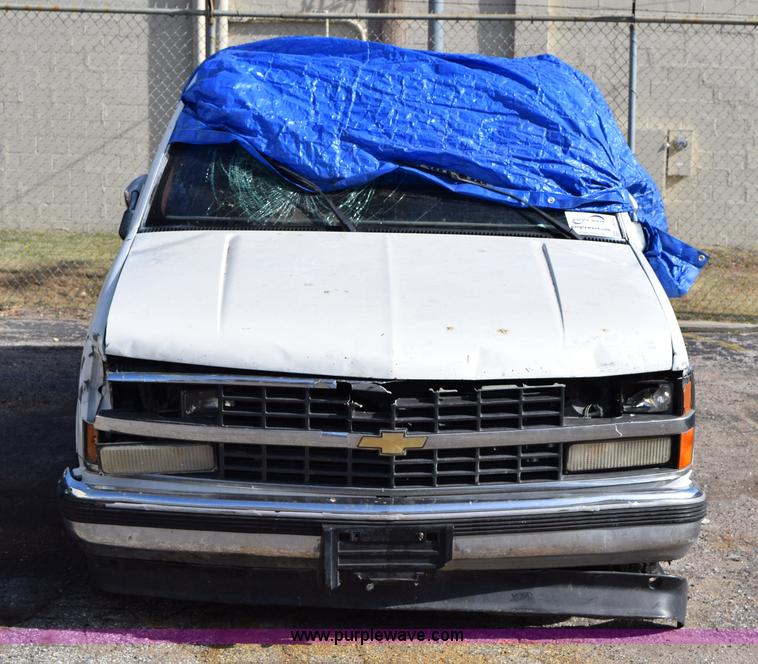 image for item I8652 1989 Chevrolet 1500 pickup truck