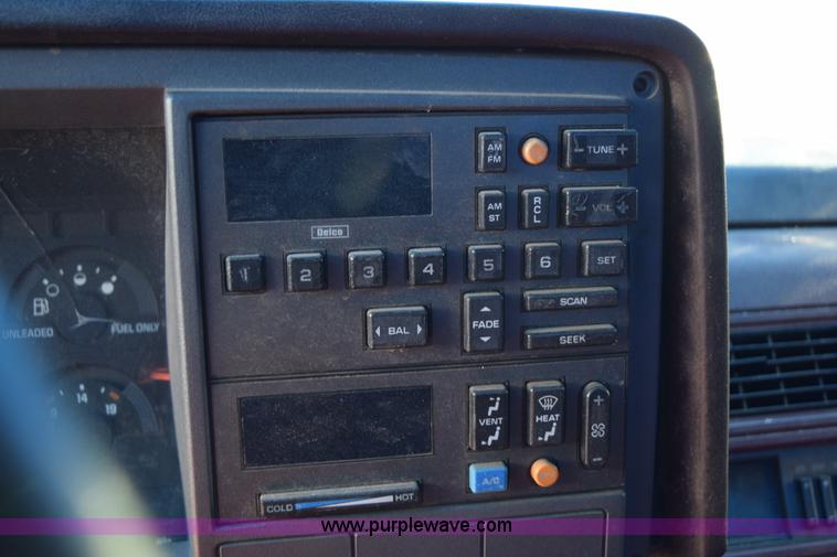 image for item I8652 1989 Chevrolet 1500 pickup truck