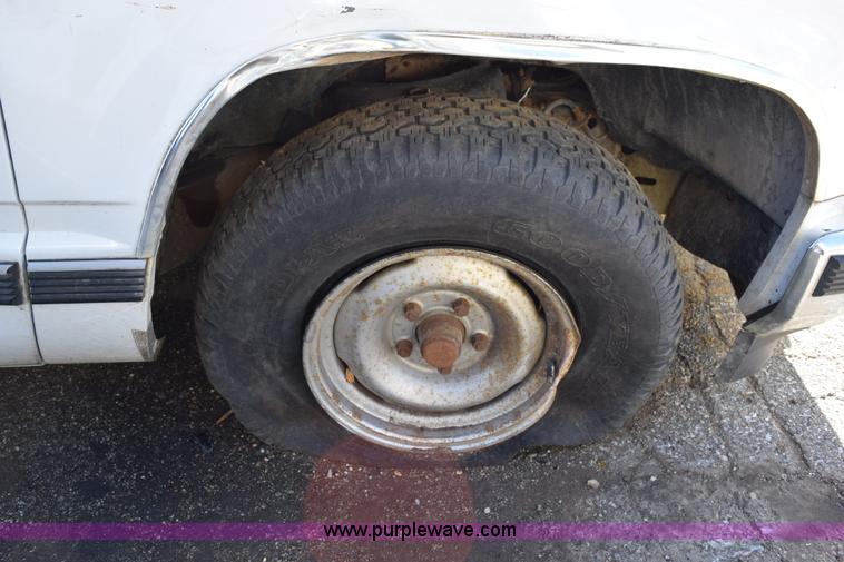 image for item I8652 1989 Chevrolet 1500 pickup truck