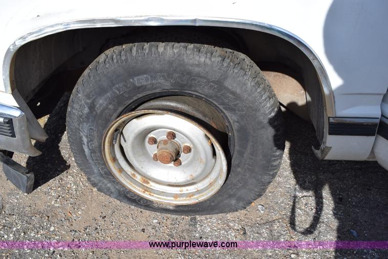 image for item I8652 1989 Chevrolet 1500 pickup truck