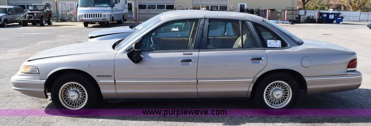 image for item I8653 1995 Ford Crown Victoria LX