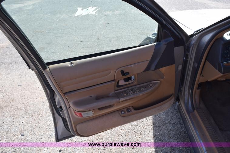 image for item I8653 1995 Ford Crown Victoria LX