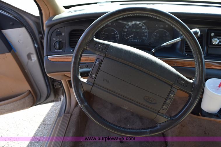 image for item I8653 1995 Ford Crown Victoria LX