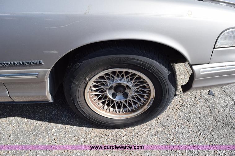 image for item I8653 1995 Ford Crown Victoria LX